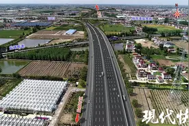 盐城这座跨高速老桥拆了：100多台机械忙了8个小时图片
