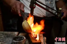 广西侗族老人纯手工打造银饰40年 精美作品成“抢手货”图片