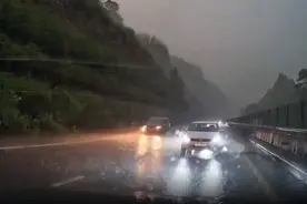 高速交警提醒：雨天驾车需谨慎 切勿急打方向急踩刹车图片