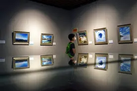 她瘫痪36年终开画展，每幅画背后都有故事图片