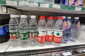 1元水消失了，高端瓶装水“卷”起来！网友：买瓶子送水图片