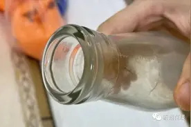 “小孩当时喝牛奶感到有异物，吐出来一块玻璃碎渣”图片