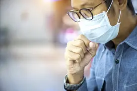 男子嗓子疼了一年，突然感到不能呼吸，这种病短时间内会“封喉”窒息图片
