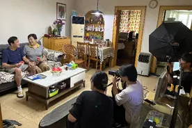 一张军装照温暖老兵心 文晖街道为退役老兵送上“特殊礼物”图片