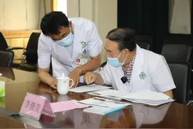 为疑难病例把脉会诊，国医大师李佃贵坐诊济宁市中医院图片