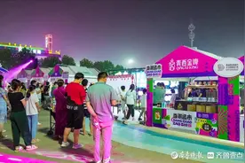 58岁外婆+5年级小外孙，祖孙同台上演皮影戏图片