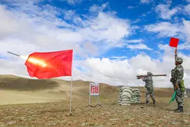 海拔5000米，防空导弹实弹射击训练在茫茫高原展开图片