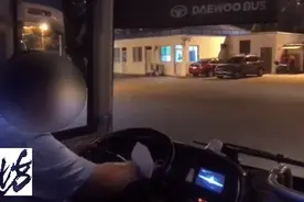 上海有未成年人夜闯停车场，私自驾驶公交车还差点撞人？警方已介入调查图片