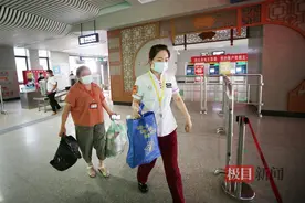 武汉地铁有位“集赞王”值班员：这两样小东西她上班必带图片