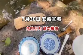 扬子鳄池塘边蹲守洗碗人，村民：来一年了，扔块鸡屁股它就很开心图片