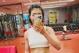 武汉女足门将王飞社媒晒健身图，大秀完美腹肌照图片