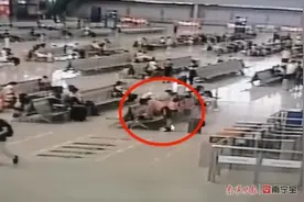 “社死”现场，醉酒男子在火车站内脱衣后不省人事……图片