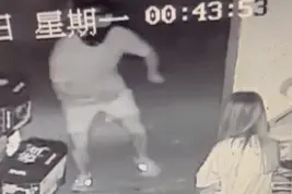 凌晨，妻子披头散发坐在门口，丈夫一开门…太吓人图片