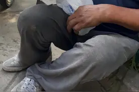 老爷爷剐蹭豪车掏全身现金赔偿，车主：想起自家老人，只收了零钱图片