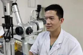 视网膜脱离只因这样玩手机？图片
