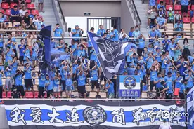 近两万名球迷涌入现场 大连人队在加油声中逼平海港队图片