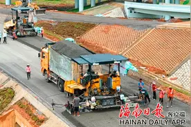 视频+组图｜文临公路铺设沥青 力争年底通车图片