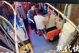 老人反复乘坐同一辆公交车，司机察觉异样帮忙报警图片