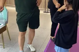 6岁女孩哭求父亲为母亲买名贵项链，母亲：她对20多万元的价格没概念图片