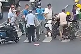 成都街头男子持刀冲向路人 辅警勇斗负伤 路人联合霸气制伏图片