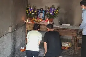 西安务工男子下水救人遇难，获救夫妻到恩人灵前跪谢图片
