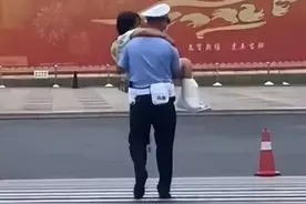 交警这个“公主抱”刷爆全网！网友：太帅了图片