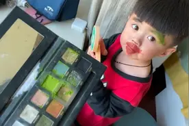 3岁男孩偷拿小姨化妆品化妆，网友：这是在脸上炒了盘香菜腊肠图片