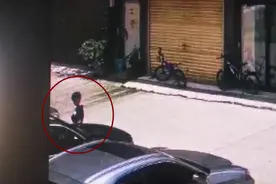 南宁一男孩往别人车胎撒尿，家长称很正常……车主：赔钱图片