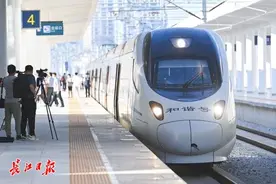 武汉东站正式投用，武咸城铁公交化运行，武汉与圈内五市实现半小时高铁直达图片