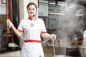 “甩面姐”火了，一边甩面一边唱歌，一个人救活了一家店图片