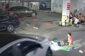两女童地下停车场乘凉，不幸被汽车辗轧！交警：双方负同等责任图片
