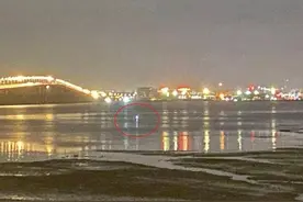 男子被潮水困住用“摩斯密码”求救！网友：又学会一招儿图片