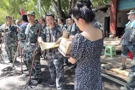 山火无情人有情 重庆涪陵市民争相当好“后勤兵”，为救援人员捐赠各类物资图片