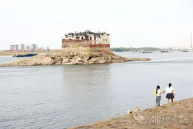“万里长江第一阁”观音阁江心露出全貌图片