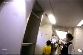 “车门开一下，开一下嘛”动车门关了，只有6岁的孙子上车了……图片