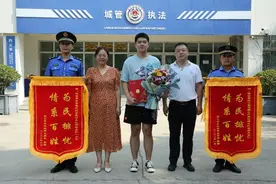 “谢谢你们的帮助，我考上心仪的大学了”高考受助男孩向高新城管报喜图片