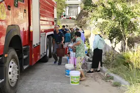 高温天气遇上停水，慈利消防送水解民忧图片