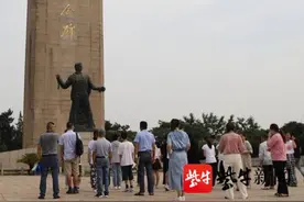 10名小镇孤困少儿的“南京红色之旅”图片