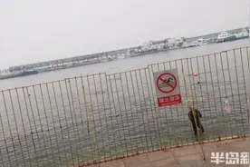 这些野浴场去不得！记者探访游客“野泳”：无视警示、扒断铁栅栏...图片