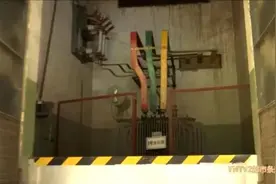 配电房发出巨响，还伴随阵阵青烟，昆明一小区13栋楼突然停电图片