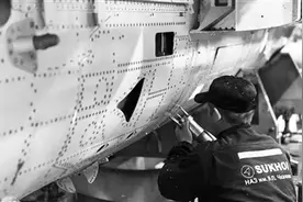 铆接技术——“穿针引线”拼机身图片