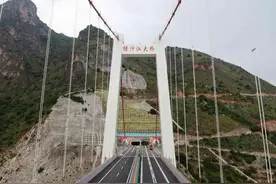 世界最大跨度单塔单跨钢箱梁悬索桥正式通车图片