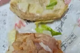 汉堡夹蟑螂？华莱士食安问题屡刷下限图片