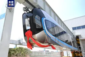 我国首列商用“空轨列车”成功下线图片