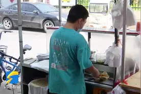 新时代美德山东丨早餐摊上的11岁枣庄男孩王立诚：减轻爸爸负担 让他天天快乐图片