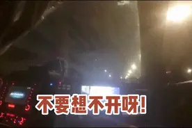 “长大后，我要成为你！”男孩深夜向民警敬了个礼图片