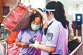 冷雨中记者探访公安执勤点位——“警察蓝”战“疫”掠影图片