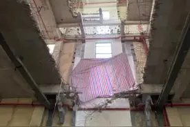 商铺业主“挖大洞”，地下室与楼上楼板被打通！现场被“叫停”图片