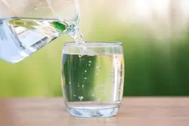别再说“多喝热水”！或增加致癌风险！这样喝水才科学→图片