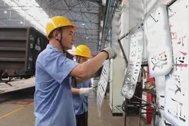 在火车上“涂涂画画”，他们是怎样做到的？图片